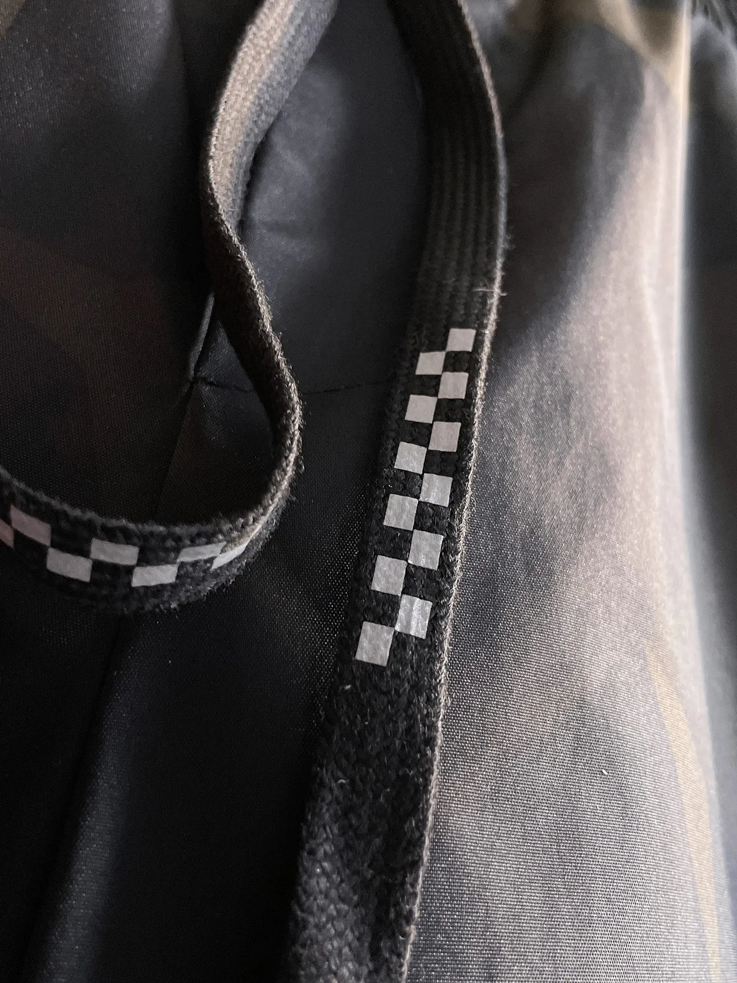 P490 Big Goose 25ss new autumn and winter thickened warm down pants are here🔥A must-have for winter, outdoor windproof, temperature-locking and warm. Made of professional-grade outdoor windproof, waterproof and breathable fabric. Lining is 90% white duck down filling. Lightweight design. Lightweight and warm. Seamless gluing process on the inside. Made of light and bold-proof velvet fabric to effectively prevent velvet running. Original hardware accessories. Classic logo matching. Simple and versatile. The upper body is stylish and not bulky. The style is the same for men and women! Size: M-3XL.